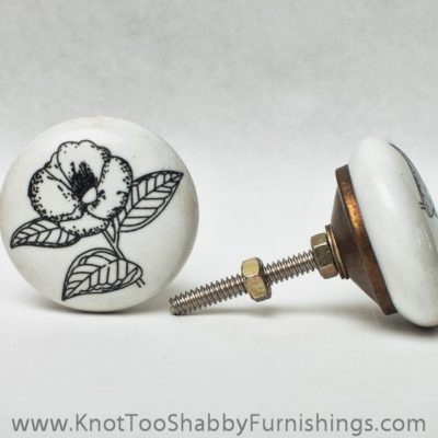 2 Lily Flat Knobs