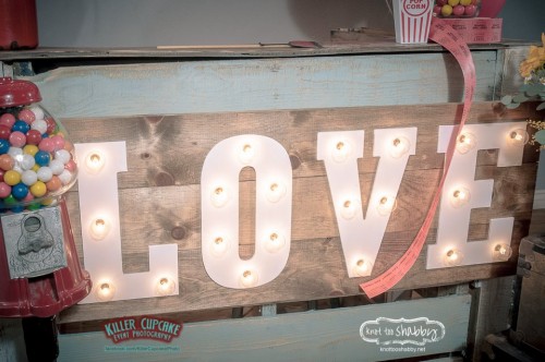 photo booth love sign